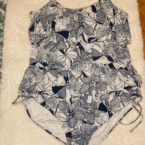 Stella Parker size 22 tankini swimsuit….navy and white swimsuit NWT